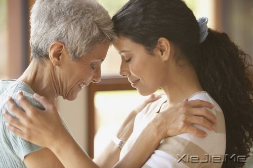抱一抱你的妈妈吧，趁她还在